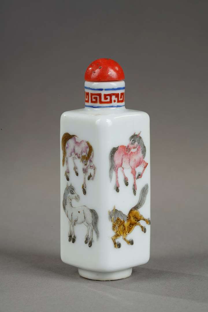 Porcelain snuff bottle decorated with the eight horses of the mythical emperor Mu Wang